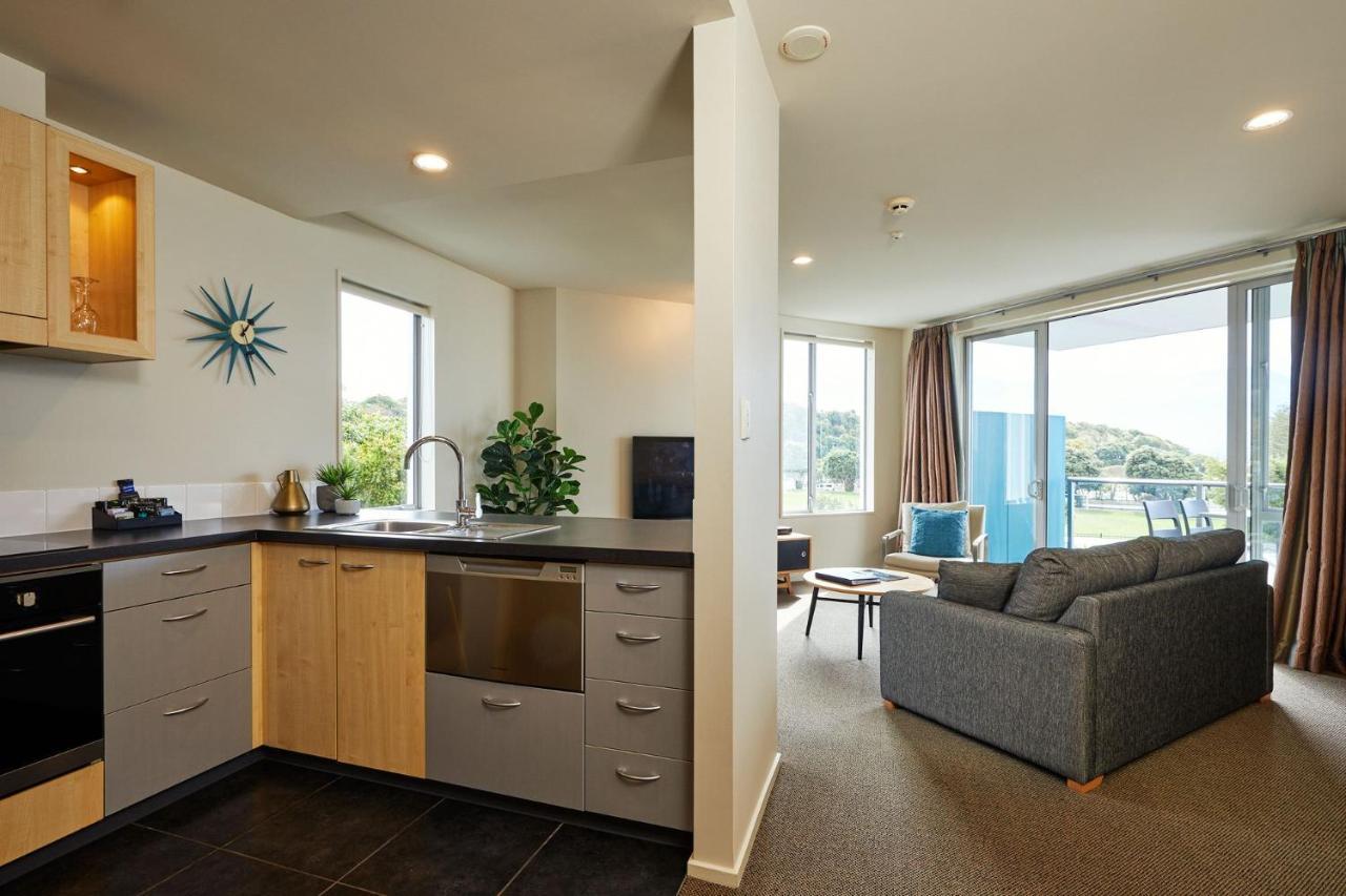 Waves On The Esplanade Apartment Kaikoura Bagian luar foto